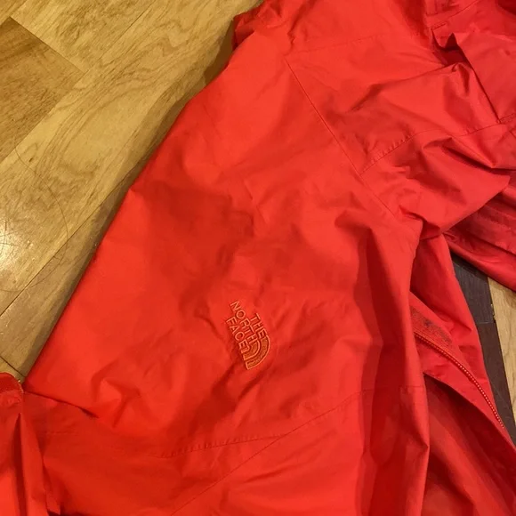 North face women’s windbreaker in neon red - Picture 7 of 12